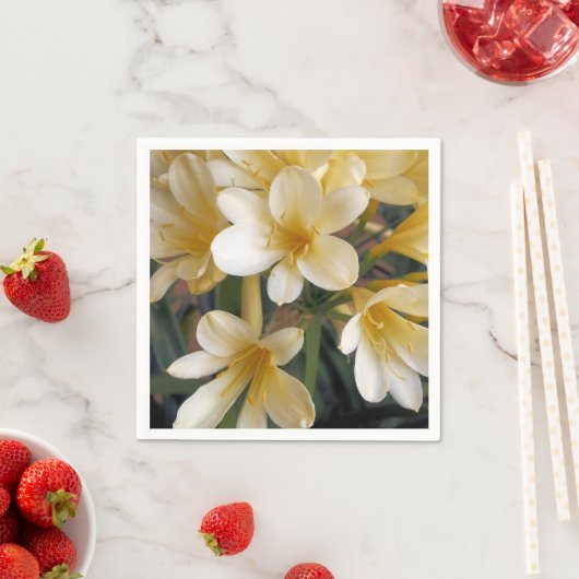 SERVIETTE EN PAPIER FLEURS JAUNES (En situation)