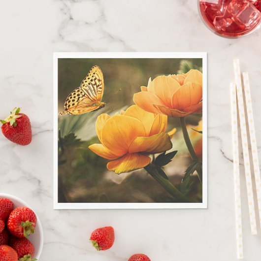 Serviette En Papier Fleurs jaunes dorées et papillon (En situation)