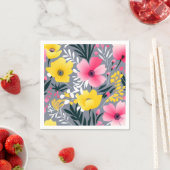 Serviette En Papier Fleurs Jaunes Et Roses Vibrantes Sur Gris (En situation)
