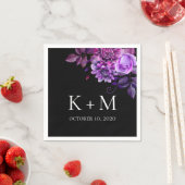 Serviette En Papier Fleurs noires et violettes mariage. Botanique de L (En situation)