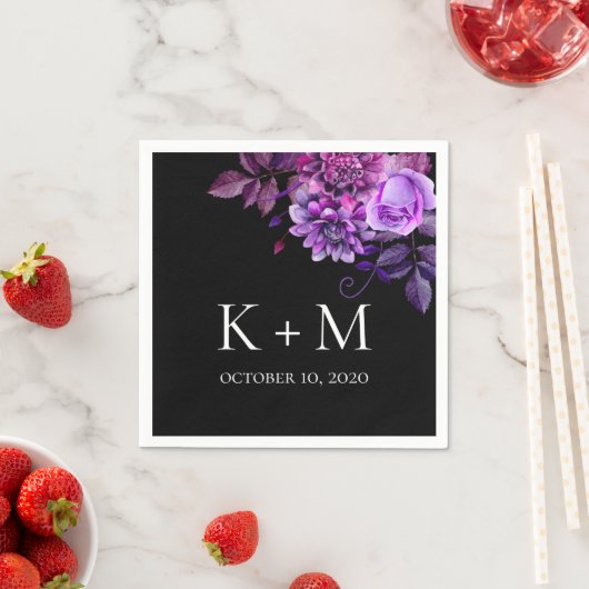 Serviette En Papier Fleurs noires et violettes mariage. Botanique de L (En situation)