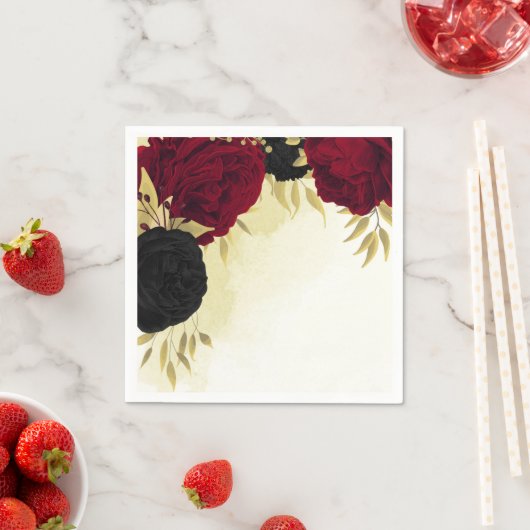 Serviette En Papier fleurs rouges noires or feuille mariage (En situation)