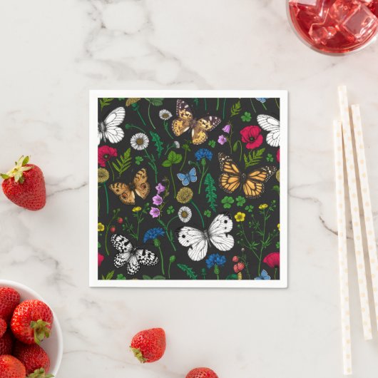 Serviette En Papier Fleurs sauvages et papillons sur le noir (En situation)