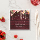 Serviette En Papier Floral Maroon en bois Mariage rustique (En situation)