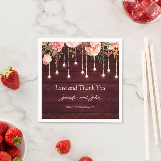 Serviette En Papier Floral Maroon en bois Mariage rustique (En situation)