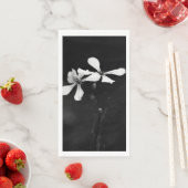 Serviette En Papier floral noir et blanc minimal (En situation)