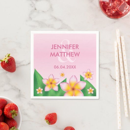 Serviette En Papier Frangipani Rose Et Mariage Tropical Feuille Vert (En situation)
