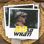 Serviette En Papier Funny 80 alors que Citer photo 80e anniversaire<br><div class="desc">Drôle 80 alors que Citer Photo 80th Birthday Party Napkins. Un texte motivant et drôle 80 Donc ce qui est génial pour une personne avec un sens de l'humour. Le texte est en jaune et noir. Ajoutez votre photo. Vous pouvez changer l'âge.</div>