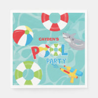 Garçon d'anniversaire de fête à la piscine requin