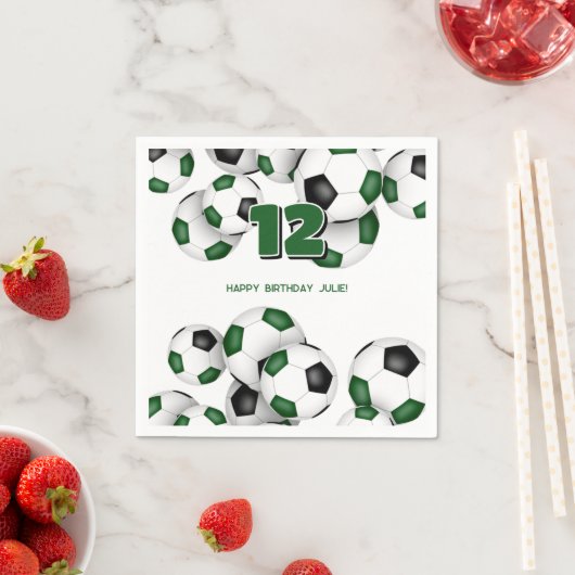 Serviette En Papier garçons filles vert noir soccer sport fête d'anniv (En situation)