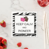 SERVIETTE EN PAPIER "GARDER CALME ET PIONNIER" PAPIER NAPKINS (En situation)