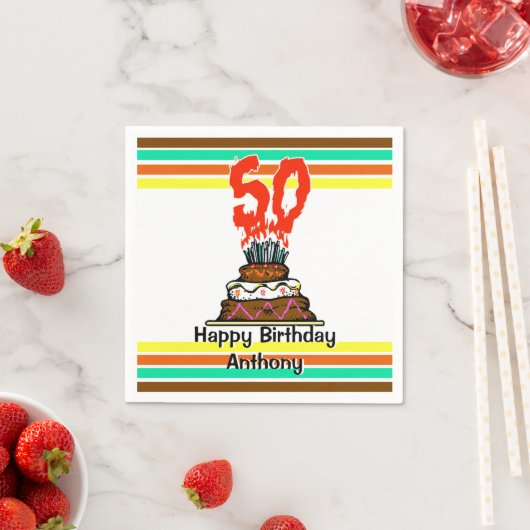 Serviette En Papier Gâteau d'anniversaire en feu avec 50 bougies (En situation)