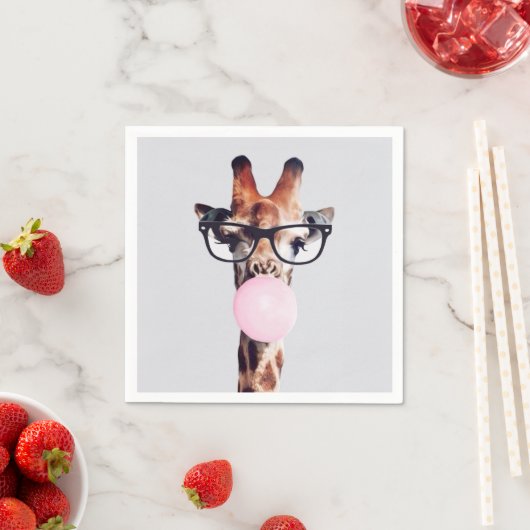 Serviette En Papier Girafe portant des lunettes soufflant une gomme à  (En situation)