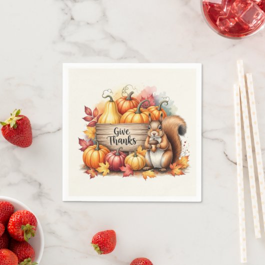 Serviette En Papier Give Thanks – Whimsical Squirrel & Pumpkin Harvest (En situation)