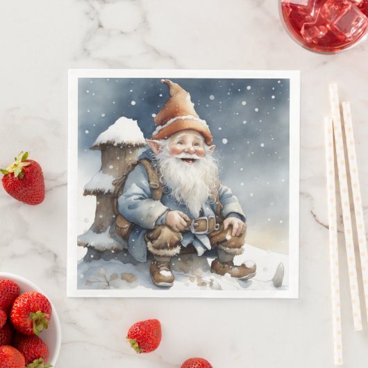 Serviette En Papier Gnome mignonne assis près d'un arbre dans la neige (En situation)