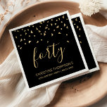 Serviette En Papier Gold Confetti sur Black 40th Birthday Party<br><div class="desc">Aidez-les à fêter leur 40ème anniversaire dans le style avec ce design simple mais élégant, avec des confettis triangulaires en faux or sifting down sur le mot "quarante" en écriture manuscrite élégante en or sur un arrière - plan noir. Personnalisez-le avec le nom de l'honneur en or sans serif police,...</div>