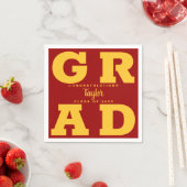 Serviette En Papier Gold sur Cardinal Red Bold Graduation Party (En situation)