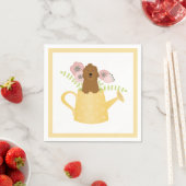 Serviette En Papier Goldendoodle Dans L'Arrosage Can Jaune (En situation)