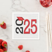 Serviette En Papier Graduation 2025 Rouge et noir sur bois (En situation)