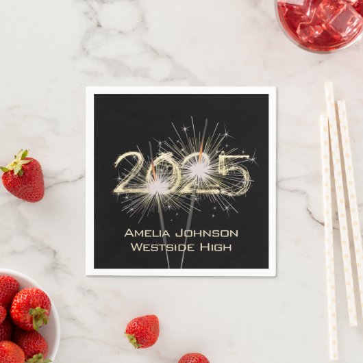 Serviette En Papier Graduation 2025 Sparklers Sur Noir (En situation)
