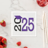 Serviette En Papier Graduation 2025 violet et noir sur bois (En situation)