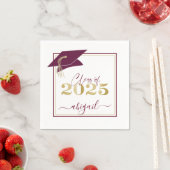 Serviette En Papier Graduation Cap Maroon Gold Script Classe de 2025 (En situation)
