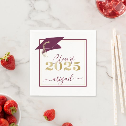 Serviette En Papier Graduation Cap Maroon Gold Script Classe de 2025 (En situation)