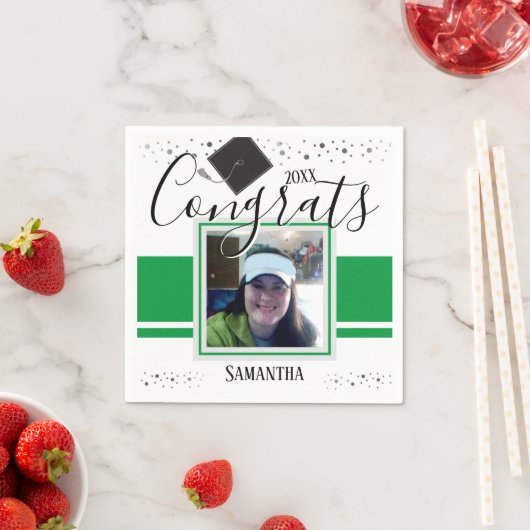 Serviette En Papier Graduation Congrats Nom et photo vert (En situation)
