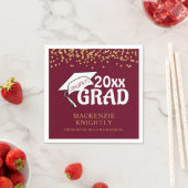 Serviette En Papier Graduation Maroon Gold GRATS GRAD Confetti (En situation)