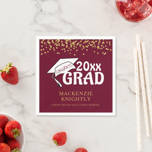Serviette En Papier Graduation Maroon Gold GRATS GRAD Confetti (En situation)