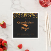 Serviette En Papier Graduation Noir Orange Confetti Brush Script (En situation)