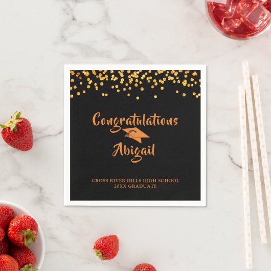 Serviette En Papier Graduation Noir Orange Confetti Brush Script (En situation)