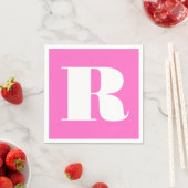 Serviette En Papier Grand monogramme blanc élégant | Rose néon (En situation)