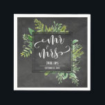 Serviette En Papier Greenery Bouquet Mr & Mrs Typography Chalkboard<br><div class="desc">Sur un arrière - plan en damier texturé, j'ai ajouté un bouquet artistique désordonné de vaporisateurs de verdure aquarelle. Le centre a été recouvert d'un carré en damier bordé qui fait un cadre parfait pour vos détails personnels. Les espaces réservés modèles ont été configurés pour votre nom de famille et...</div>