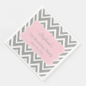 Serviette En Papier Gris, blanc et pastel Pink Chevron Anniversaire (Coin)