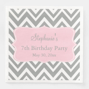 Serviette En Papier Gris, blanc et pastel Pink Chevron Anniversaire
