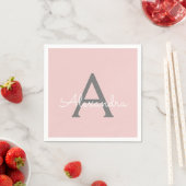 Serviette En Papier Gris rose vif Script Monogramme Nom Moderne (En situation)