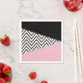 Serviette En Papier Gris Zigzag, Gris Chevron, Motif Zigzag, Rose (En situation)