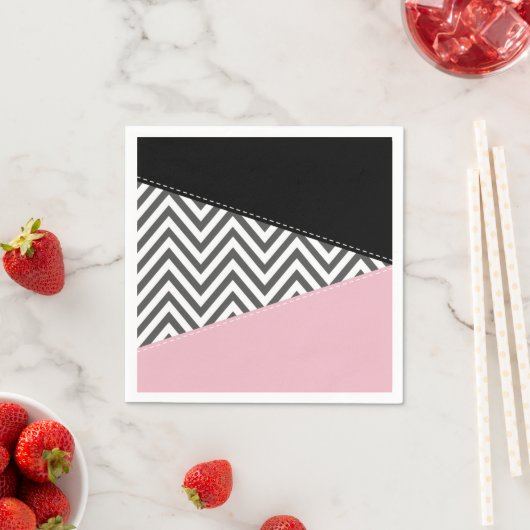 Serviette En Papier Gris Zigzag, Gris Chevron, Motif Zigzag, Rose (En situation)