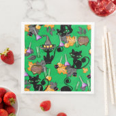 SERVIETTE EN PAPIER HALLOWEEN VERT AVEC DES CHATS NOIRS CUITS (En situation)