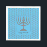 Serviette En Papier Hanoukka personnalisée | Papier MENORAH<br><div class="desc">Serviettes en papier MENORAH Hanoukka personnalisées. Élégante serviettes en papier MENORAH bleu ciel, montrant avec faux menorah gris argent dans un motif carrelé. Au centre, il y a une image d'une grande menorah qui est PERSONNALISABLE, de sorte que vous pouvez télécharger votre propre image. En dessous, le texte se lit...</div>