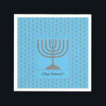 Serviette En Papier Hanoukka personnalisée | Papier MENORAH<br><div class="desc">Serviettes en papier MENORAH Hanoukka personnalisées. Élégante serviettes en papier MENORAH bleu ciel, montrant avec faux menorah gris argent dans un motif carrelé. Au centre, il y a une image d'une grande menorah qui est PERSONNALISABLE, de sorte que vous pouvez télécharger votre propre image. En dessous, le texte se lit...</div>