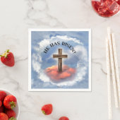 Serviette En Papier Has Risen Rugged Cross With Clouds (En situation)