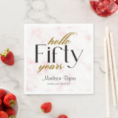 Serviette En Papier Hello Fifty Chic Marble 50e fête d'anniversaire (En situation)