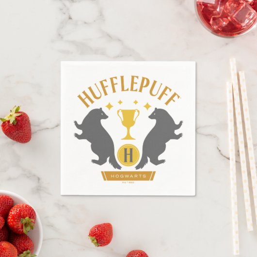 Serviette En Papier HUFFLEPUFF™ Badger and Cup House Pride Graphisme (En situation)