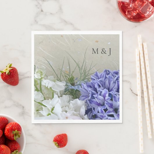 Serviette En Papier Hyacinthe bleu avec fleurs stocks blanches (En situation)
