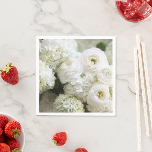 Serviette En Papier Hydrangées blanches et ranunculus (En situation)