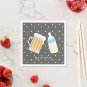 Serviette En Papier Il y a un bébé brassant bières Mugs Gris Douche (En situation)