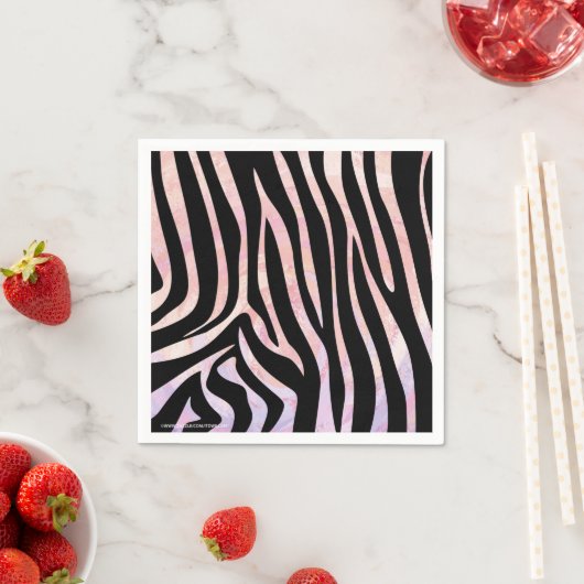 Serviette En Papier Impression noire et rose Zebra (En situation)