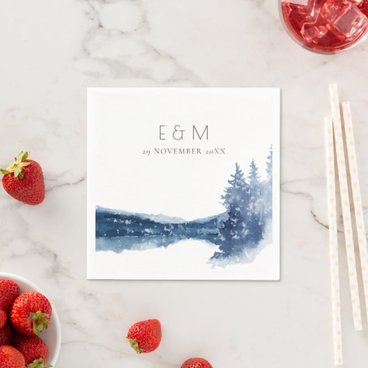 SERVIETTE EN PAPIER INDIGO INK BLUE MOUNTAIN LAKE MARIAGE MONOGRAMME (En situation)